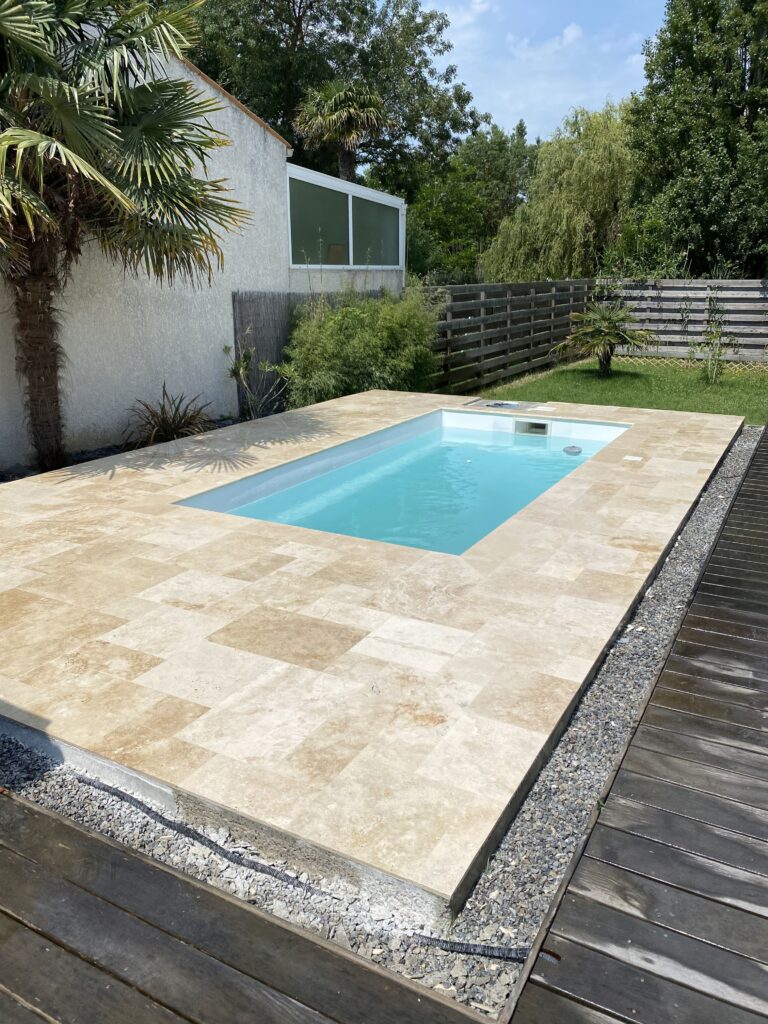 terrasse autour d'une piscine à la rochelle