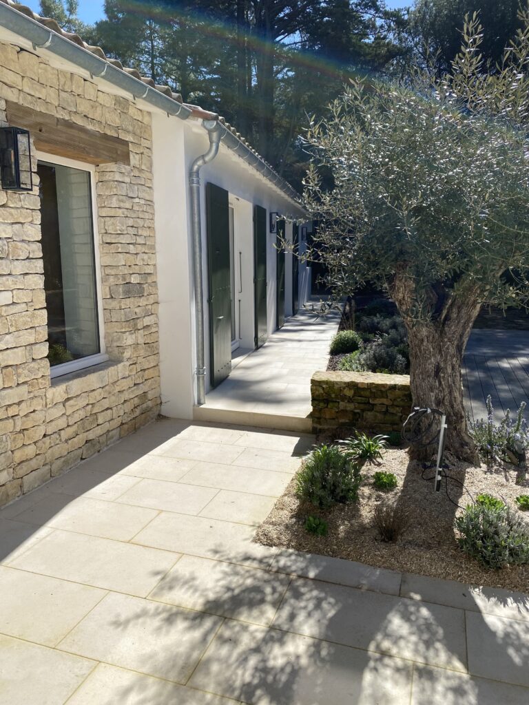 pierre autour de maison