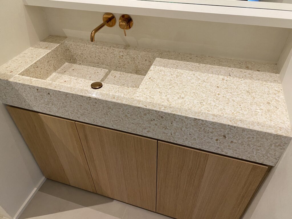 évier fait par artisan carreleur à la rochelle