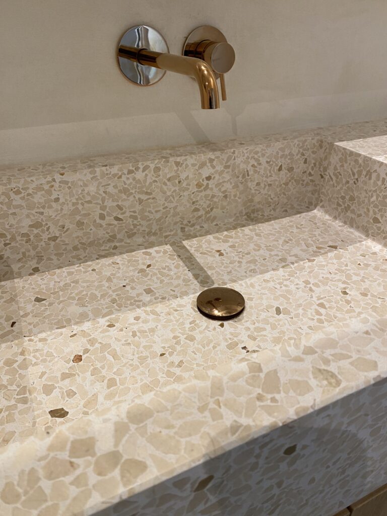 détail évier de salle de bain sur mesure à la rochelle