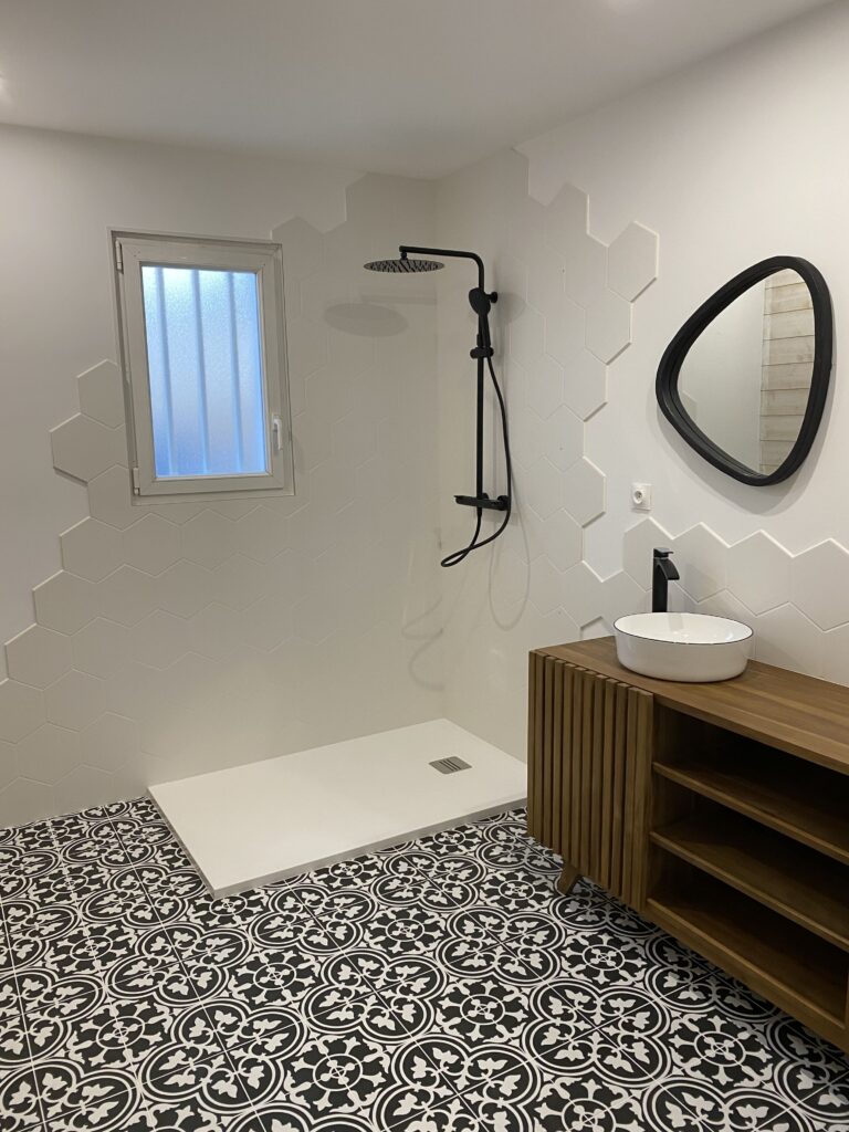 douche avec carrelage au sol et au mur