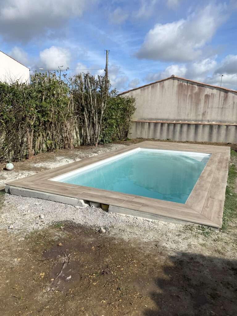 terrasse autour d'une piscine